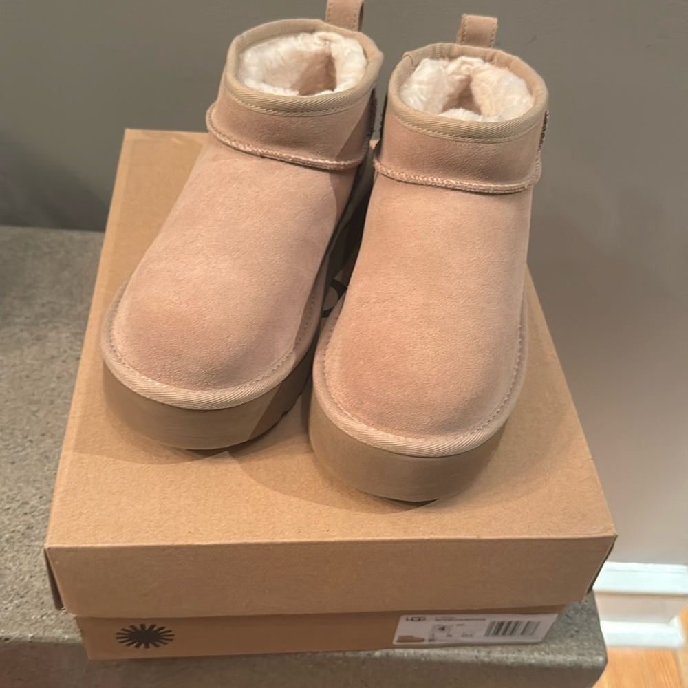 UGG Girl's Classic Ultra Mini Platform in Sand - SIZE 4 - NIB